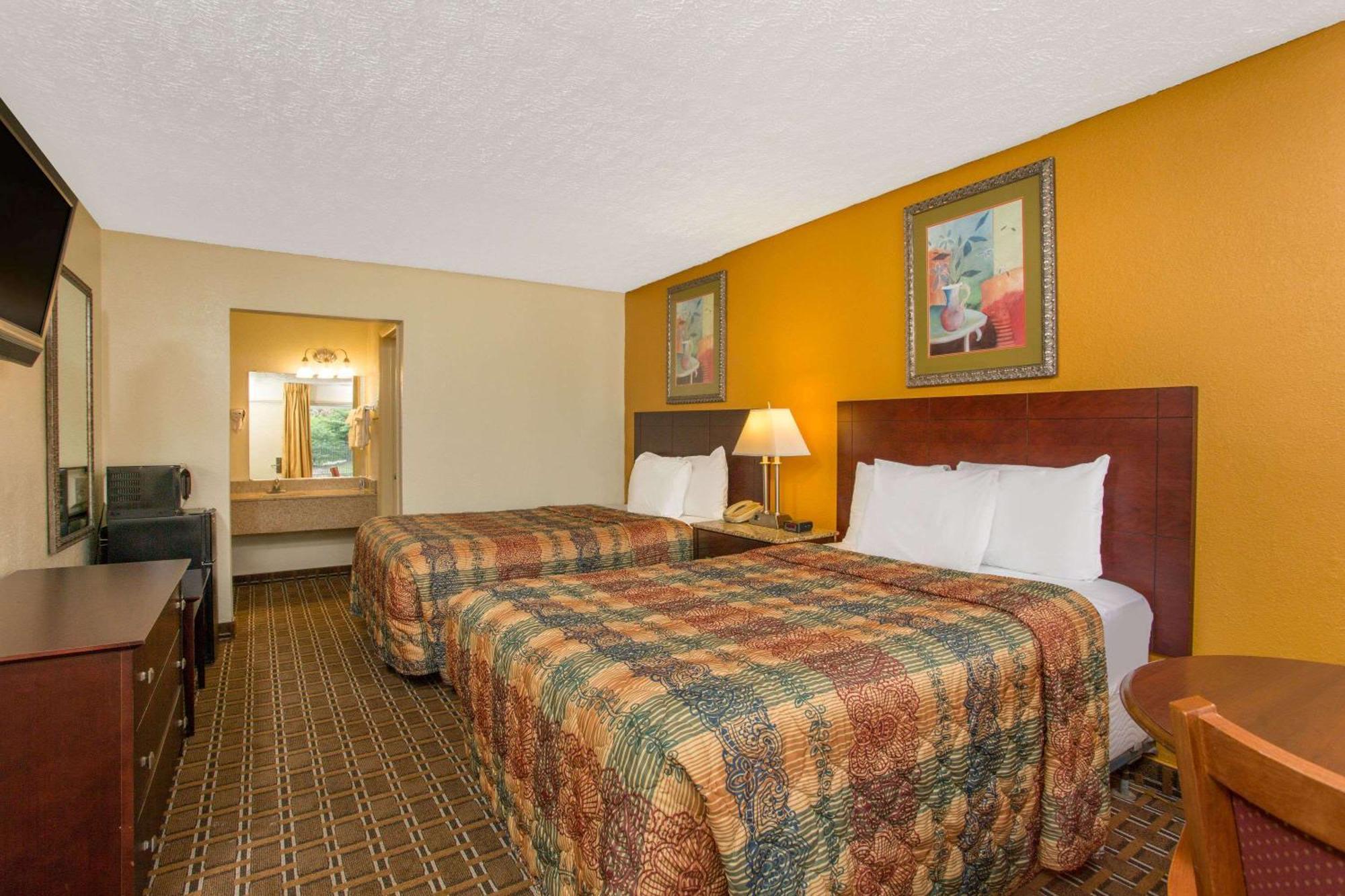 Days Inn By Wyndham Chester Buitenkant foto