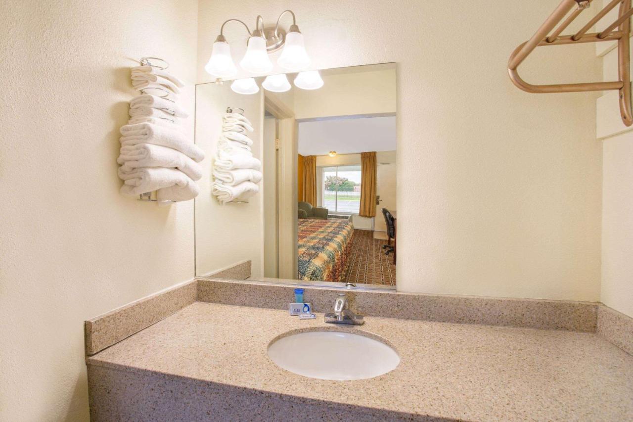 Days Inn By Wyndham Chester Buitenkant foto